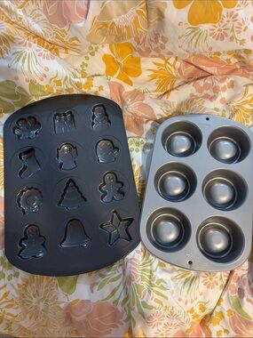 Wilton Holiday and Muffin Baking Pan Set - Black and Silver